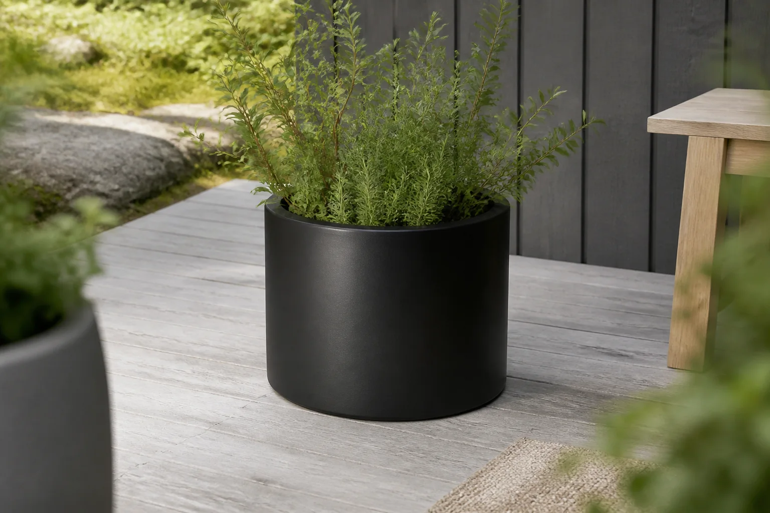 Sfeerfoto van Geroba Rondus ronde Aluminium plantenbakken 350 x 1000 mm – zwart