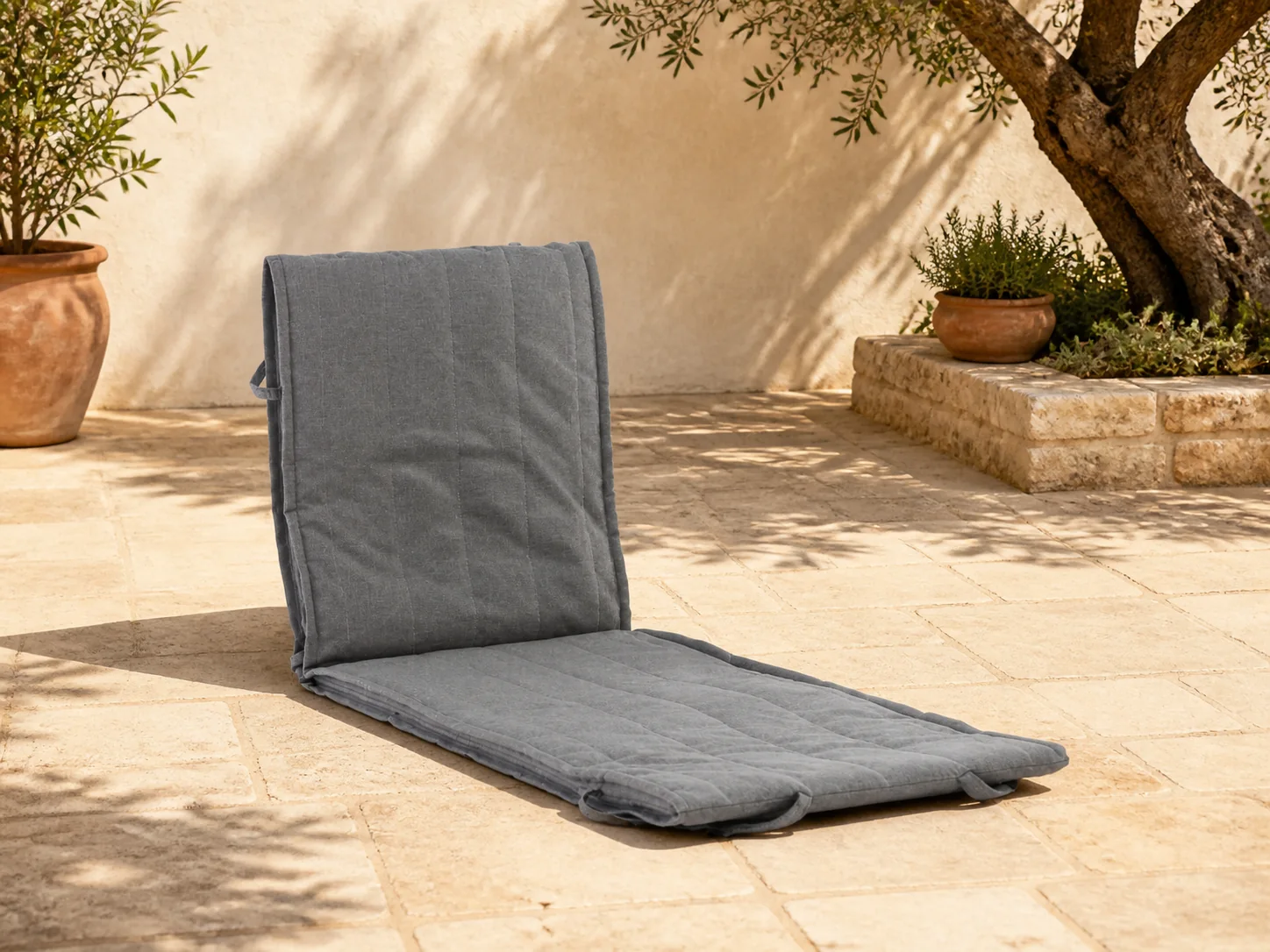 Sfeerfoto van Madison Fiber tuinkussen voor ligbed 200x65cm – Grijs