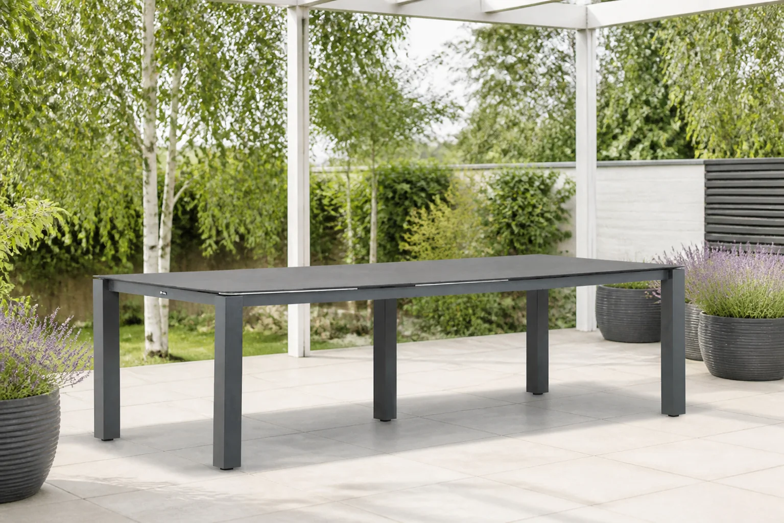 Sfeerfoto van Santika Furniture Yoko dining tuintafel 300 x 100 cm – Grijs-antraciet