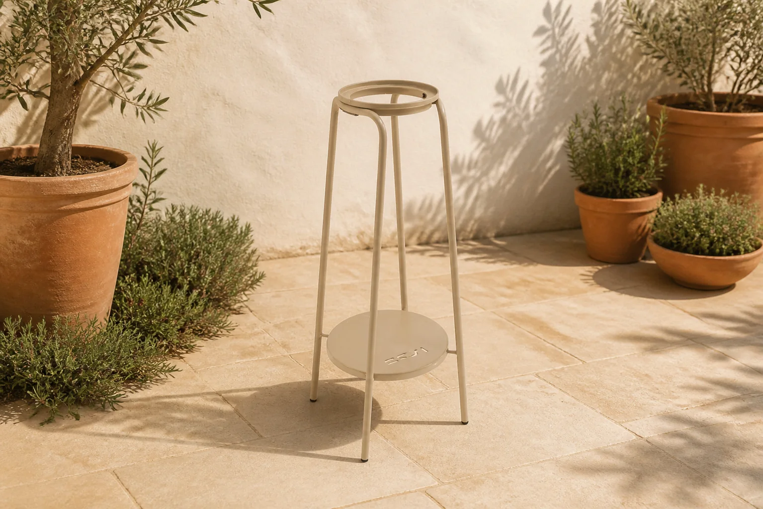 Sfeerfoto van Cosi stand for Cosiscoop XL and Cosilumia panel SB – Zand/Beige