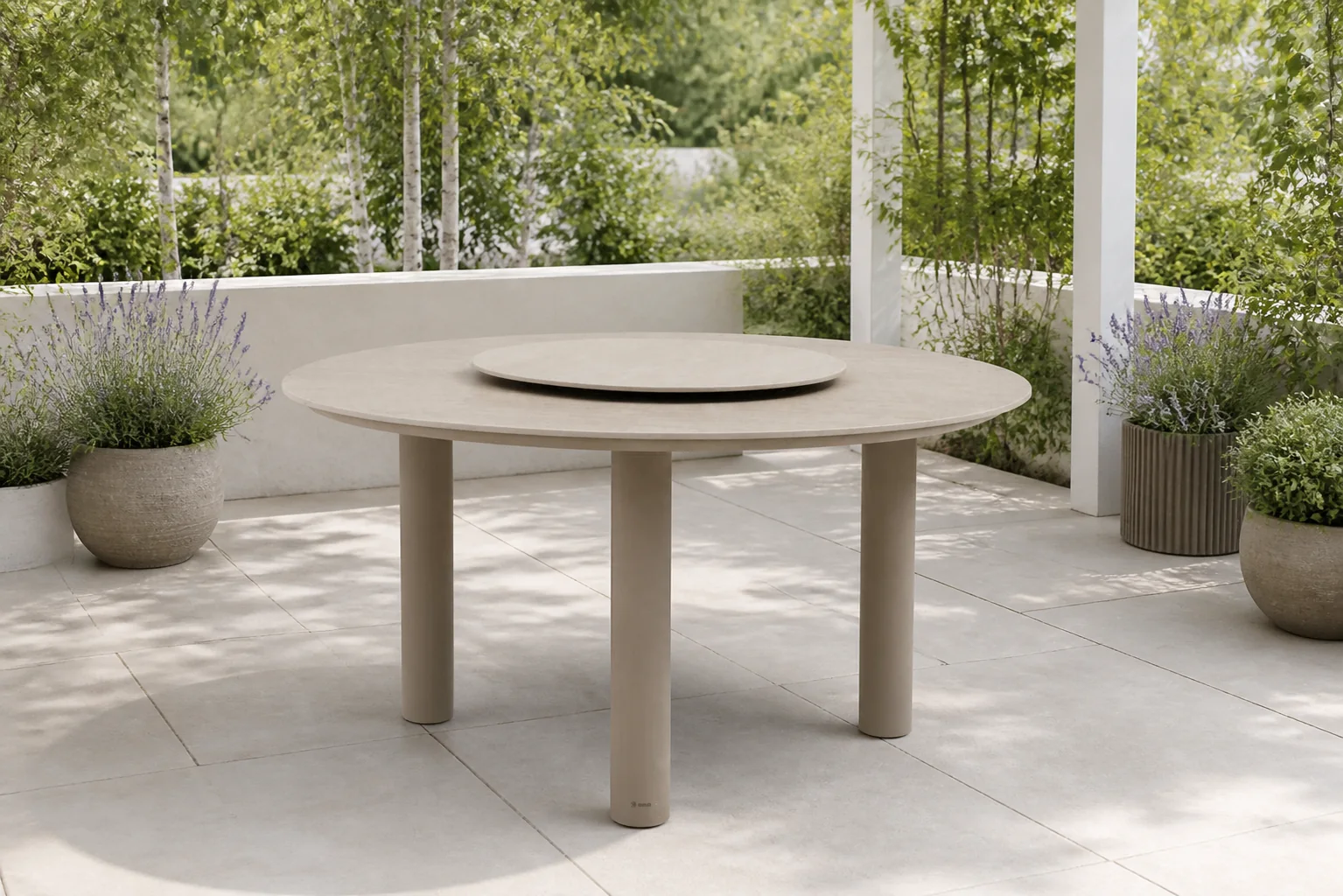Sfeerfoto van Coco Trino dining tuintafel 140 cm met lazy susan – Zand/Beige