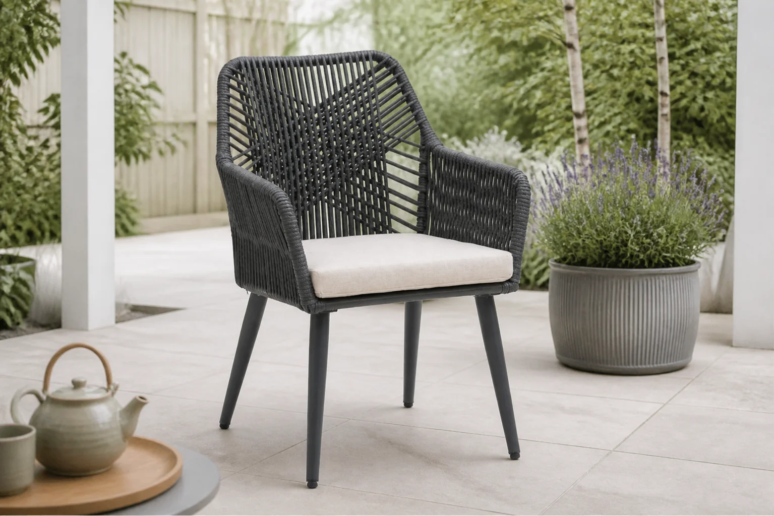 Sfeerfoto van Coco Vedra dining tuinstoel – Grijs-antraciet