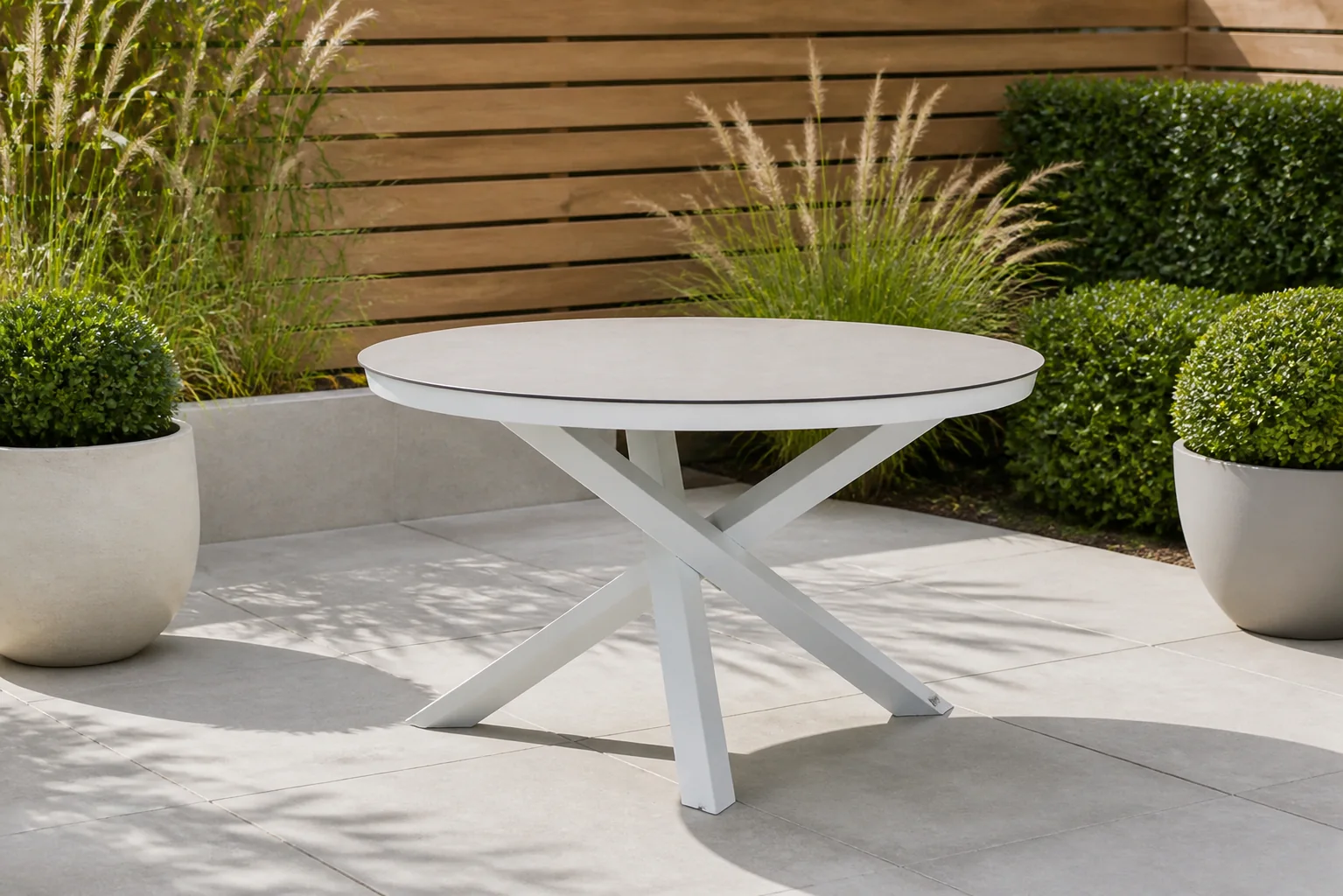 Sfeerfoto van Lifestyle Garden Furniture Livorno dining tuintafel 125 cm – Wit