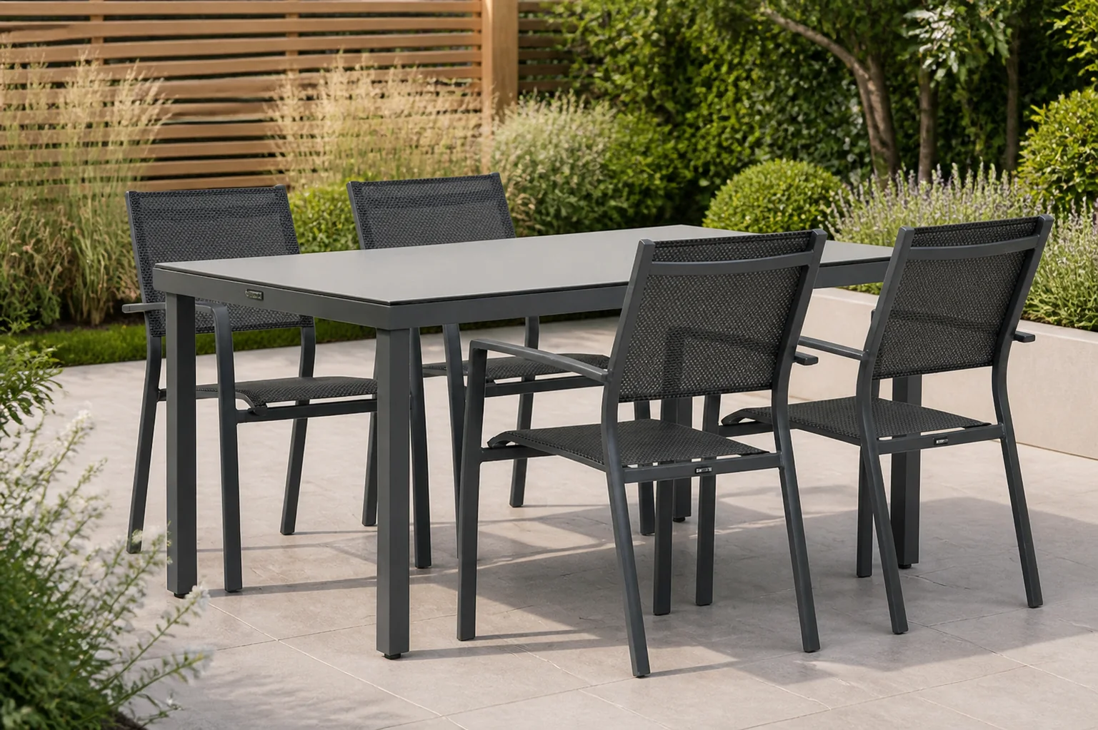 Sfeerfoto van Lifestyle Garden Furniture Sella/Porto 160 cm dining tuinset 5-delig – Grijs-antraciet