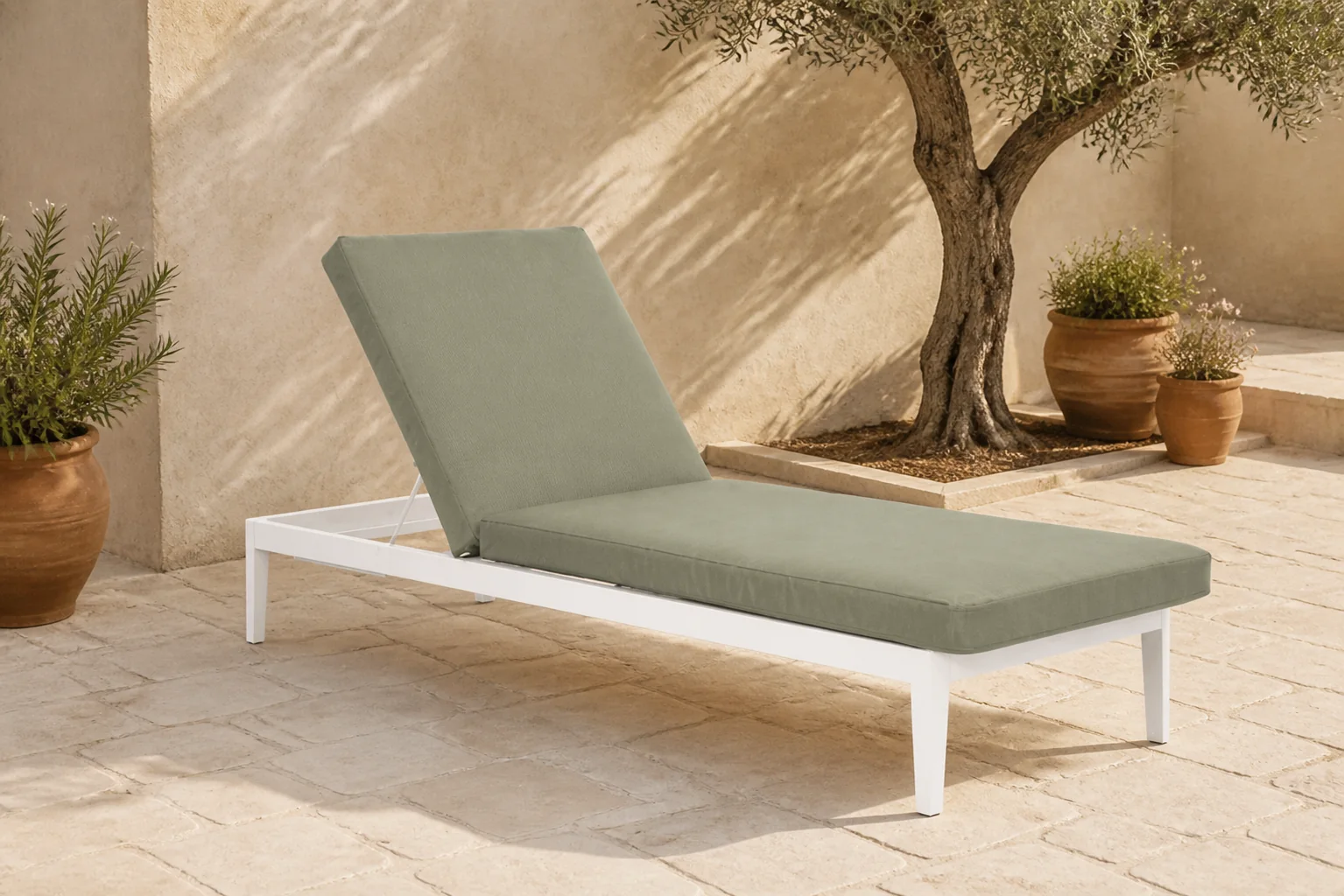 Sfeerfoto van Lifestyle Garden Furniture Mateo ligbed met kussen wit/moss green