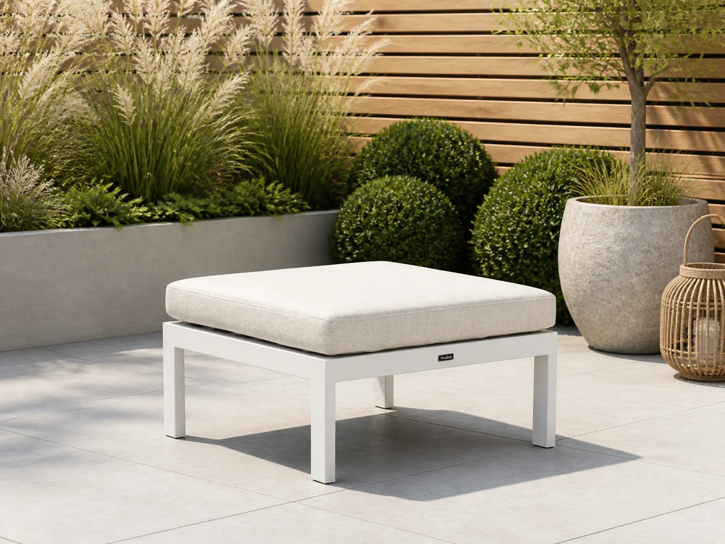 Sfeerfoto van Manifesto Furniture + 15% kassakorting | Manifesto Alzano lounge voetenbank 78x78cm – Wit