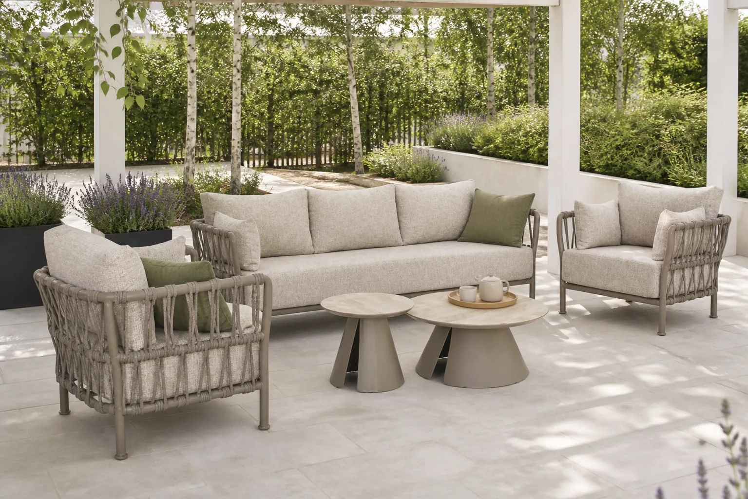 Sfeerfoto van Santika Furniture Miyora/Cayora 50/80 stoel-bank loungeset 5-delig – Zand/Beige