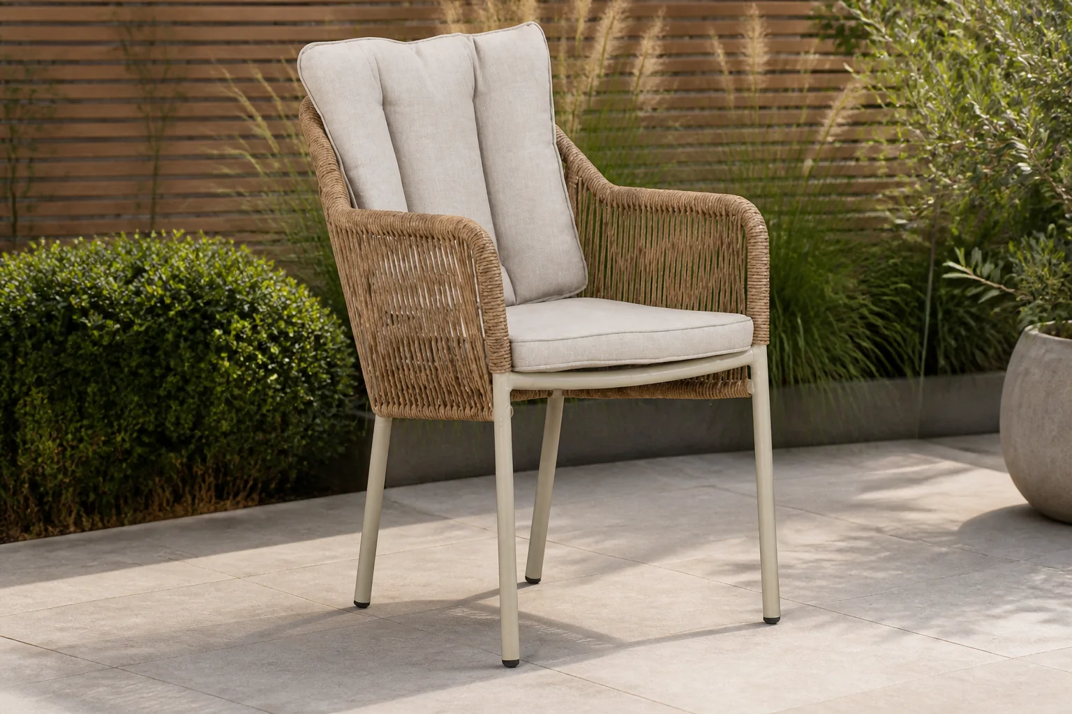 Sfeerfoto van De Laan Projects Lifestyle Marbella dining tuinstoel – Taupe-naturel-bruin