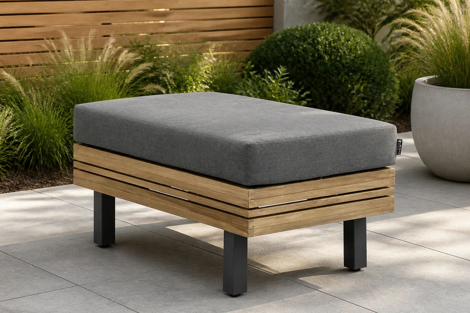 Sfeerfoto van Lifestyle New York lounge coffee tafel exclusief kussen – Old teak greywash