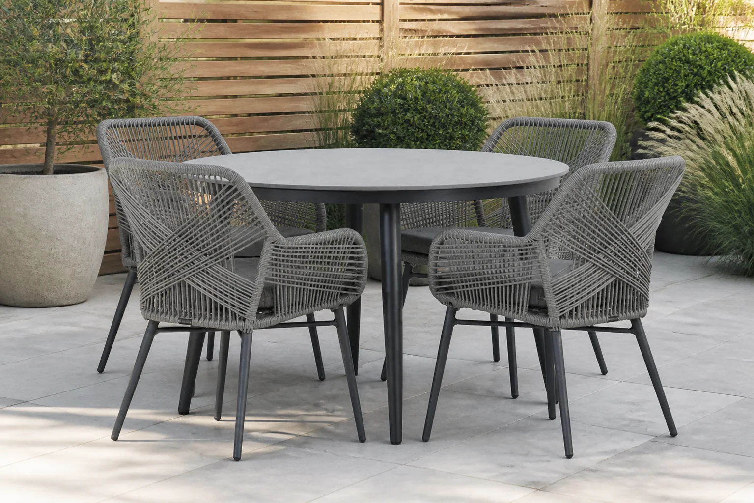 Sfeerfoto van Lifestyle Garden Furniture Advance/Vienna 120 cm dining tuinset 5-delig – Grijs-antraciet