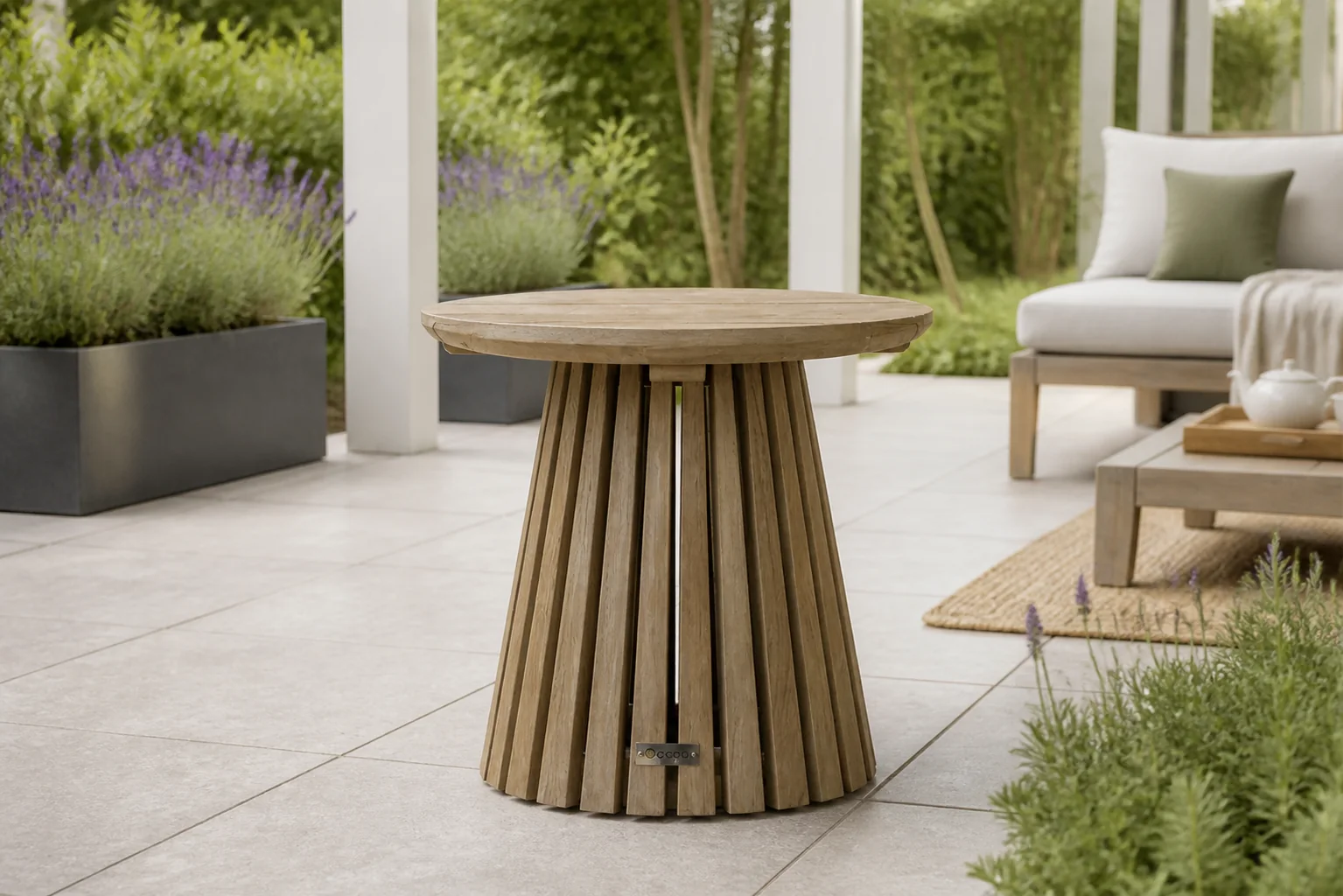 Sfeerfoto van Coco Fungo loungetafel 45 cm Ø – Old teak greywash