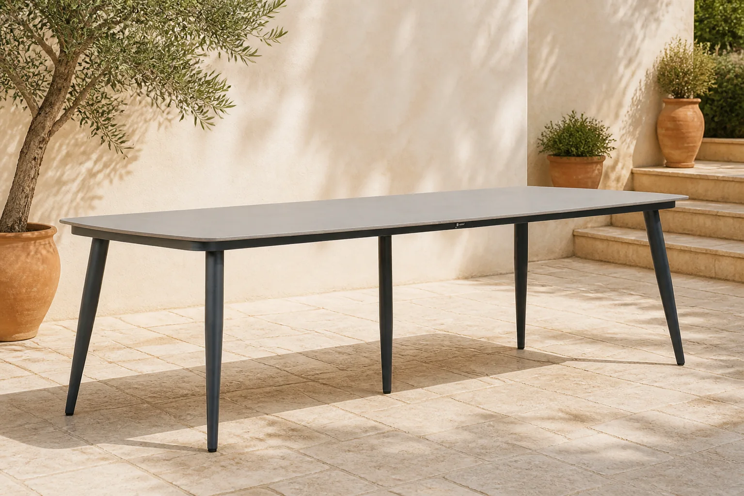Sfeerfoto van Coco Vienna dining tuintafel 240 x 100 cm – Grijs-antraciet