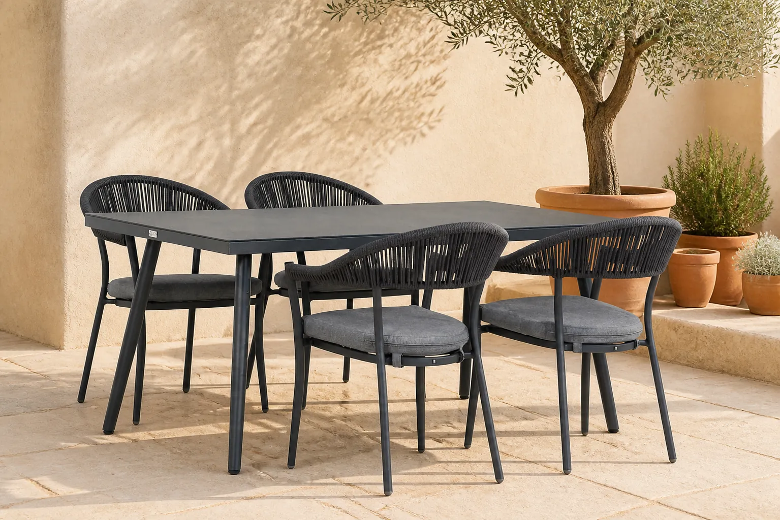 Sfeerfoto van Santika Furniture Vivian/Valencia 170 cm dining tuinset 5-delig – Grijs-antraciet