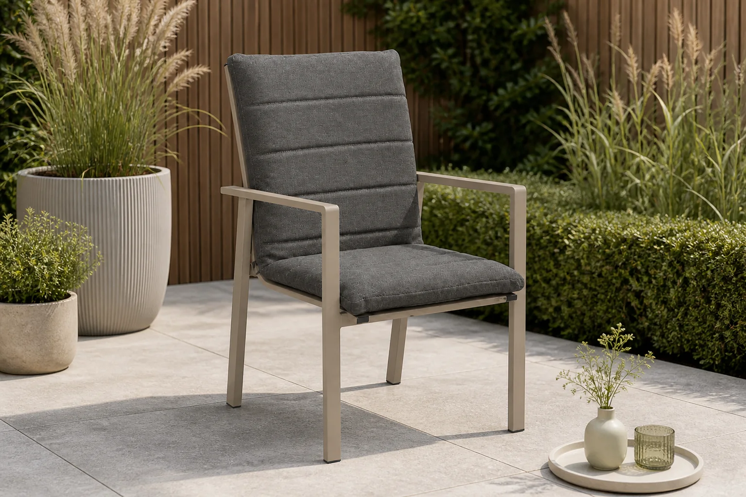 Sfeerfoto van Lifestyle Garden Furniture Timo dining tuinstoel loft/dark grey – Zand/Beige