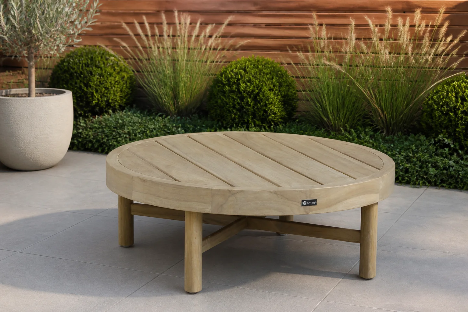 Sfeerfoto van Santika Furniture Kayu loungetafel ø 94 cm – Old teak greywash