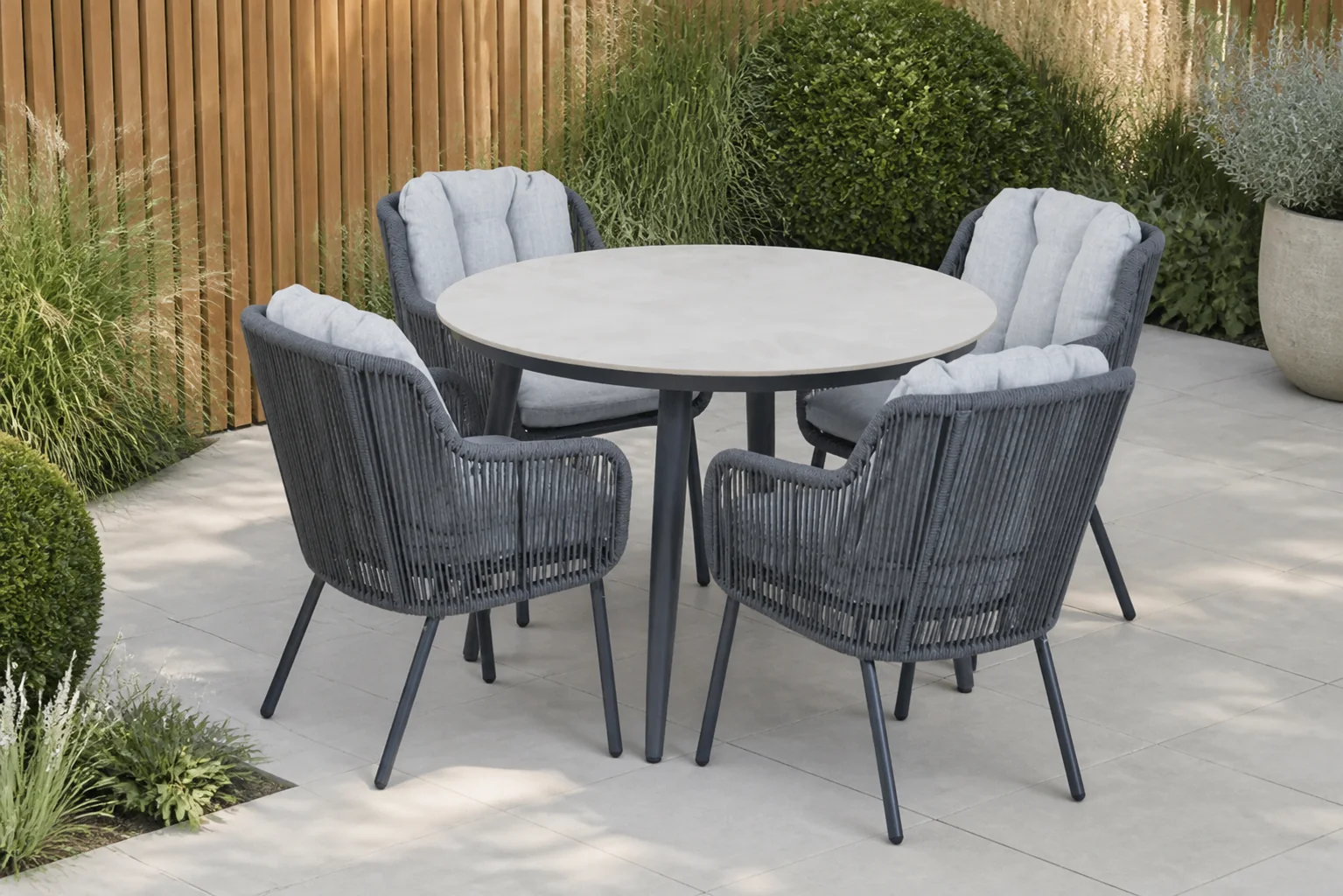 Sfeerfoto van Santika Furniture Nanda/Vienna 120 cm dining tuinset 5-delig – Grijs-antraciet