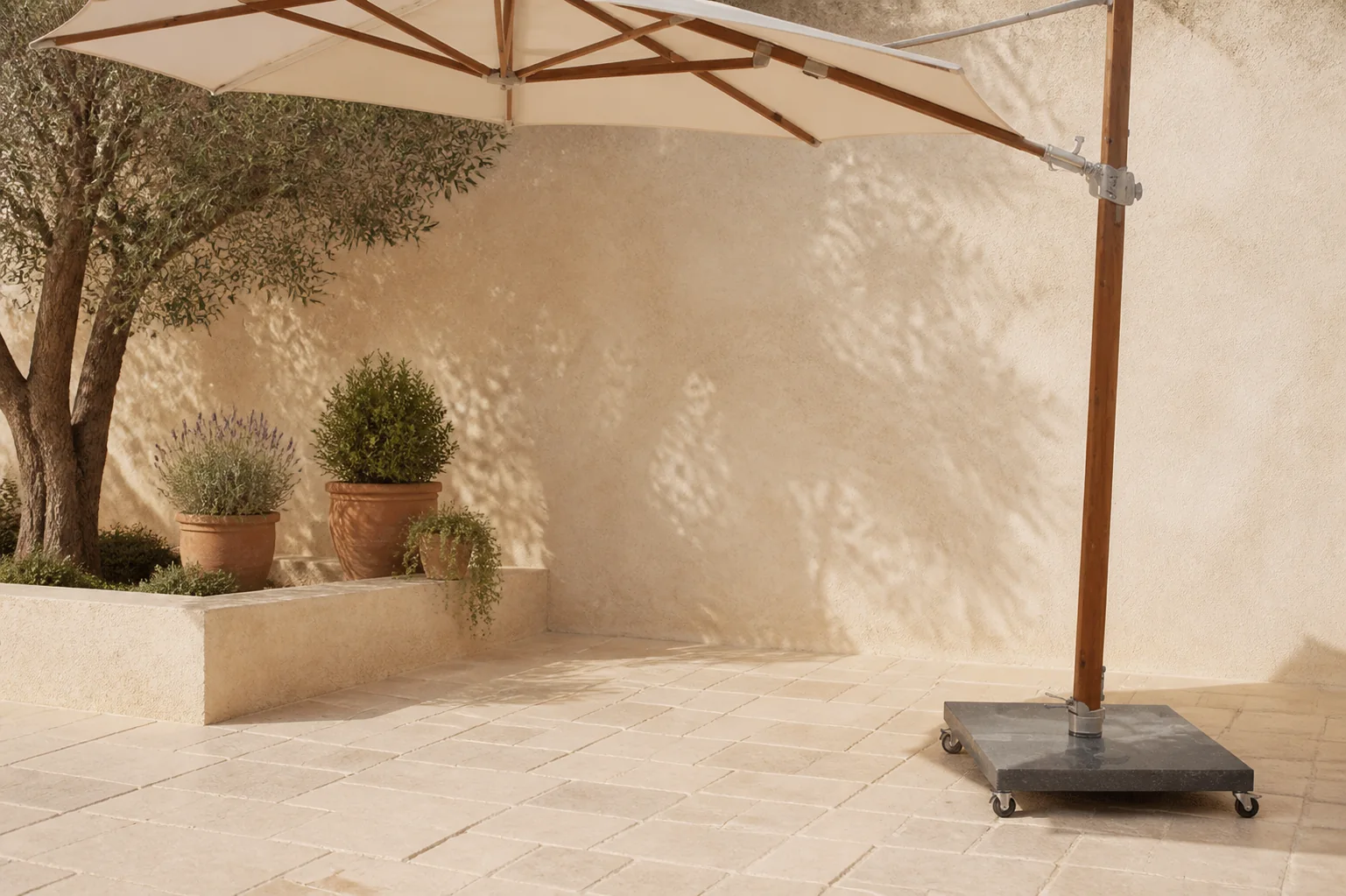 Sfeerfoto van 4 Seasons Outdoor | Siesta Premium Parasol Ø350 cm| Zand-Houtlook