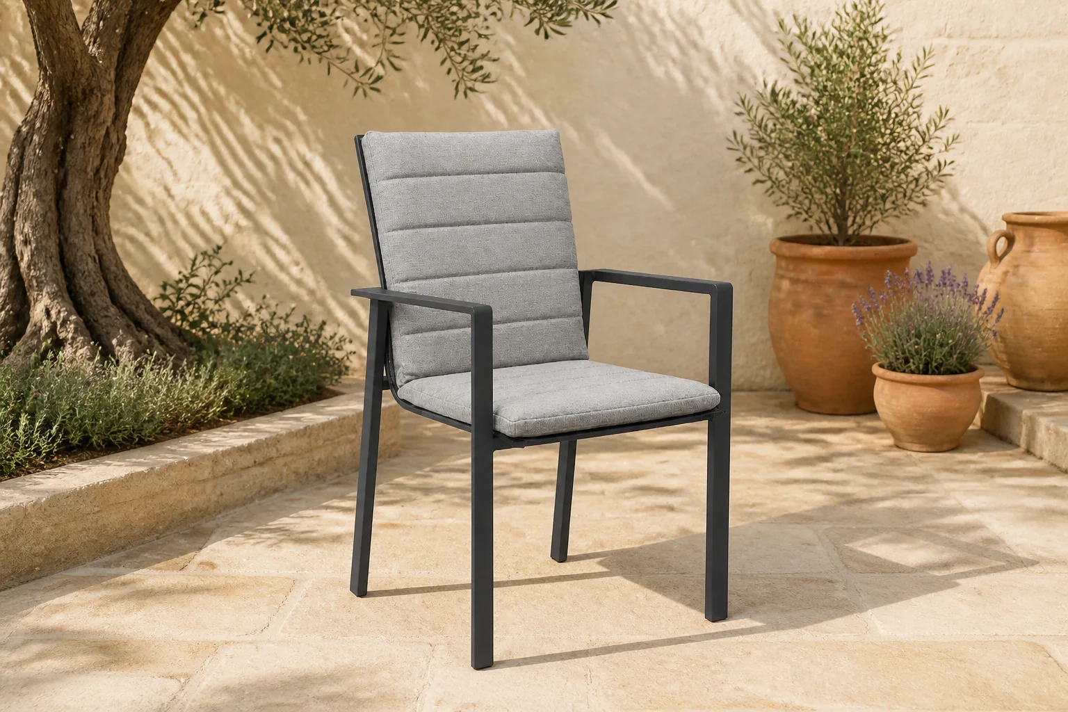 Sfeerfoto van Lifestyle Garden Furniture Timo dining tuinstoel antraciet/earth – Grijs-antraciet