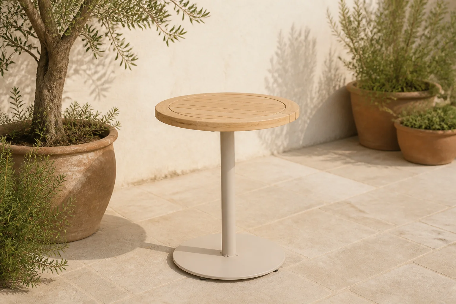 Sfeerfoto van 4 Seasons Outdoor | Volta Bijzettafel Teak Ø45 cm x 55(h) cm | Latte