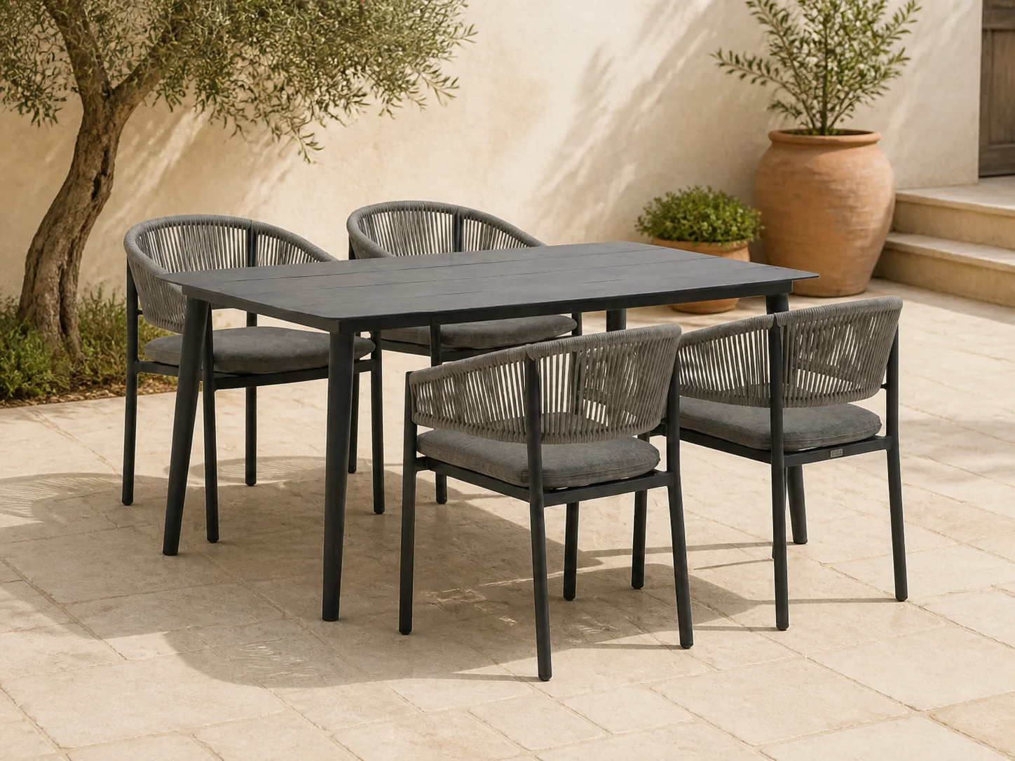 Sfeerfoto van Bellagio tuinmeubelen Panaro/Sora 160cm dining tuinset 5-delig stapelbaar – Grijs