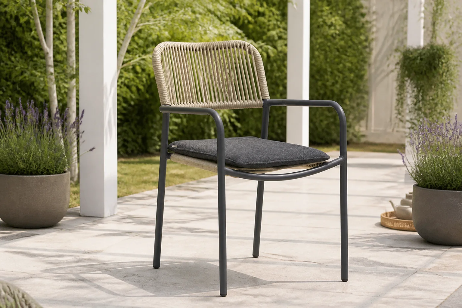 Sfeerfoto van Coco Penya dining tuinstoel – Taupe-naturel-bruin