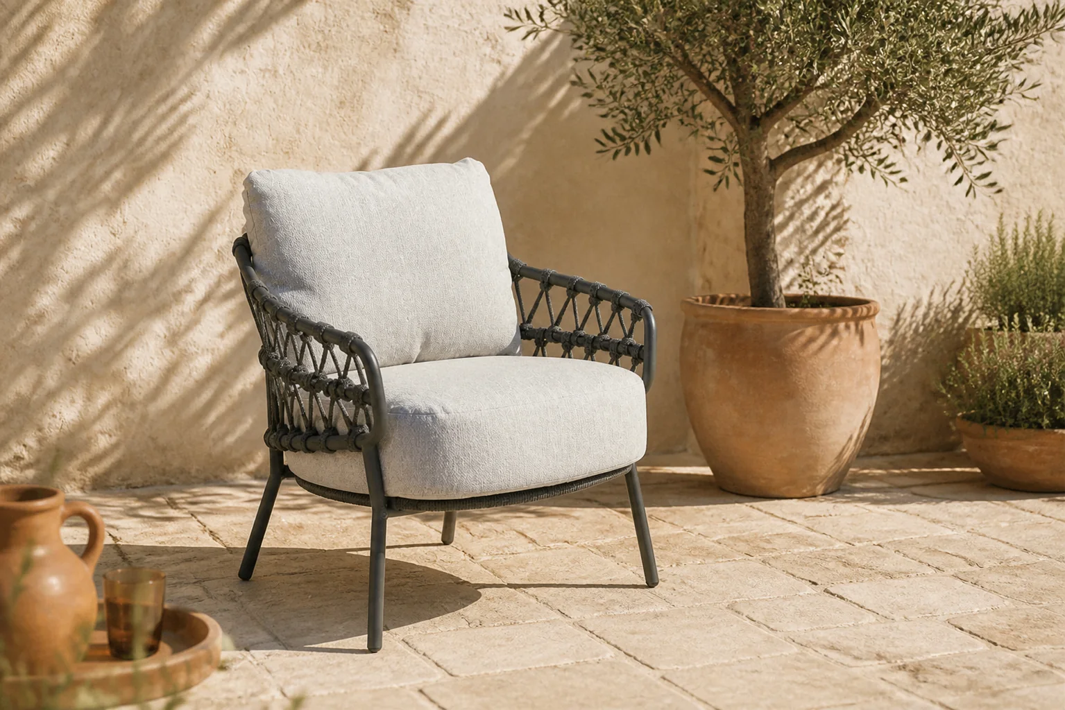 Sfeerfoto van 4 Seasons Outdoor Calpi dining tuinstoel laag – Grijs-antraciet