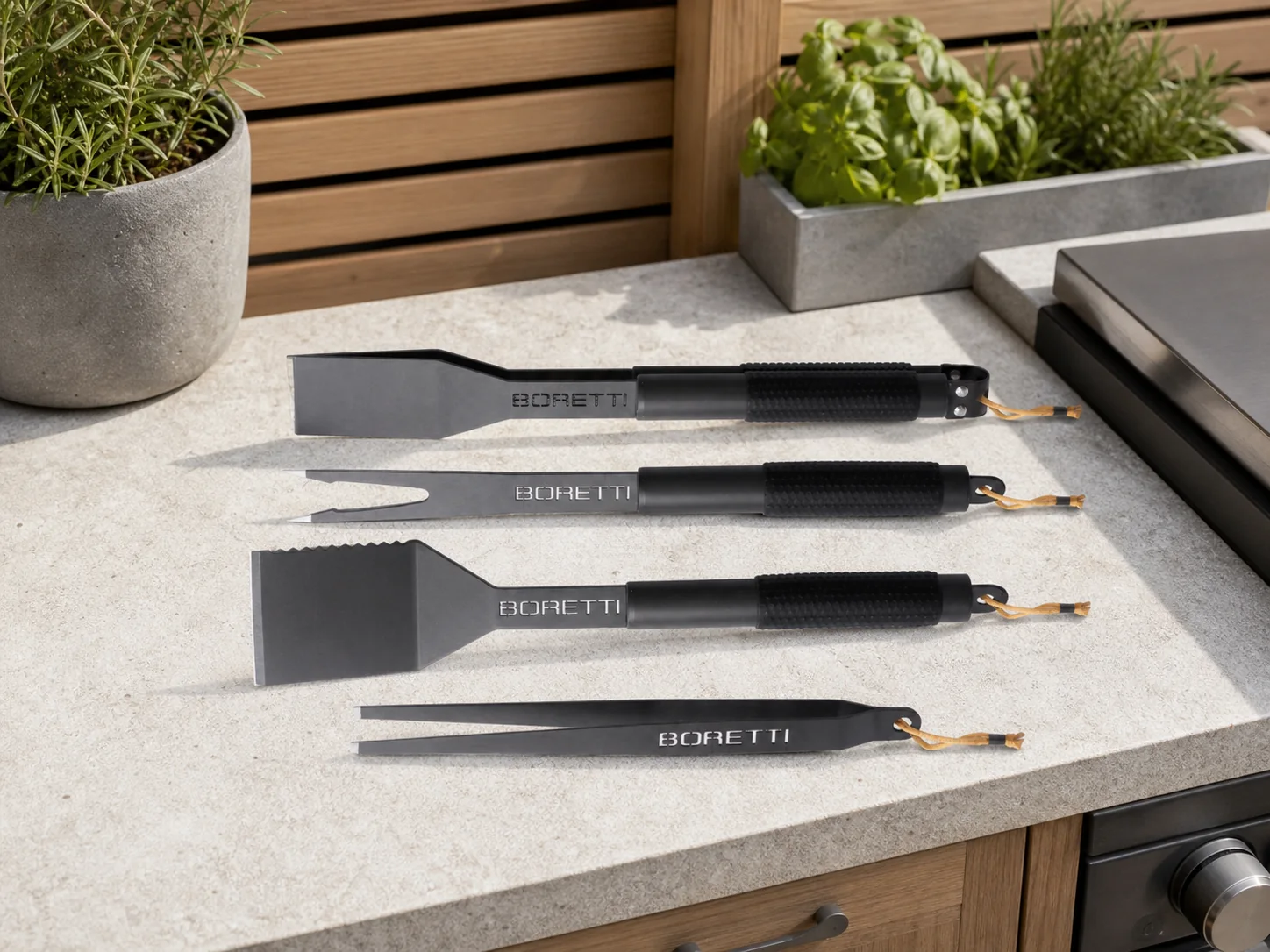 Sfeerfoto van Boretti + 15% kassakorting | barbecue grill gereedsschapsset 4-delig (tang, spatel, vork, pincet) – Grijs
