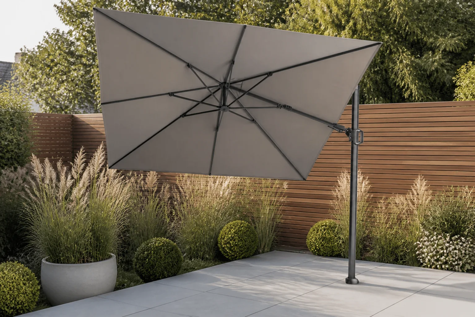 Sfeerfoto van Platinum Sun & Shade | Zweefparasol Challenger T² Premium 300 x 300 cm | Manhattan