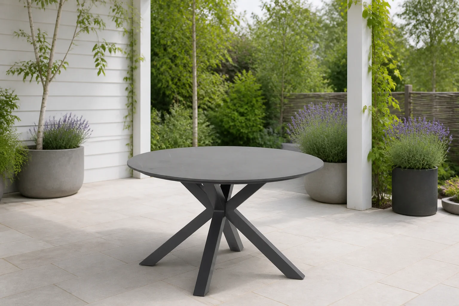 Sfeerfoto van Hartman tuintafel Xander (Ø120 cm) – antraciet