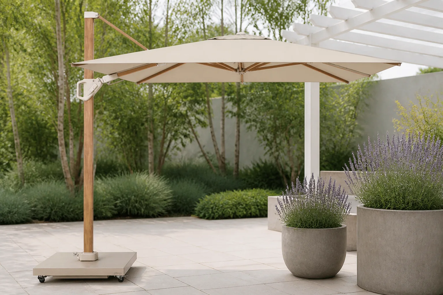 Sfeerfoto van Platinum Challenger zweefparasol T2 premium 3.5×2.6m (excl. voet) champagne – Taupe-naturel-bruin