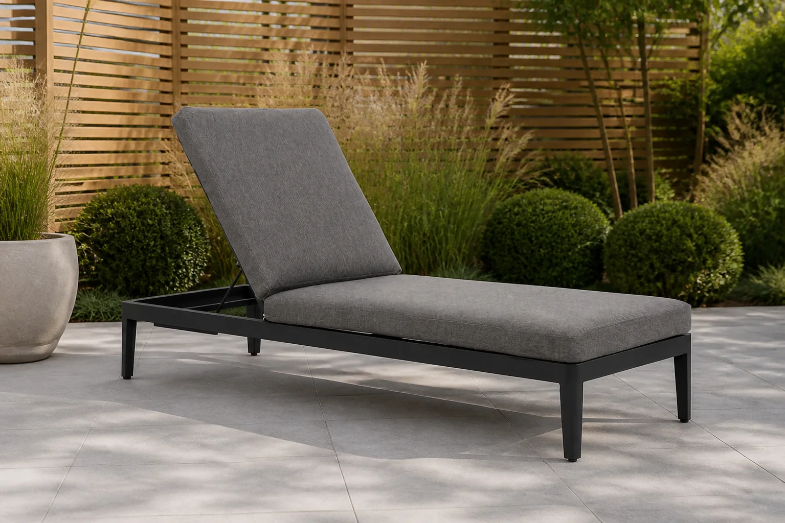 Sfeerfoto van Lifestyle Garden Furniture Mateo ligbed met kussen antraciet/dark grey – Grijs-antraciet