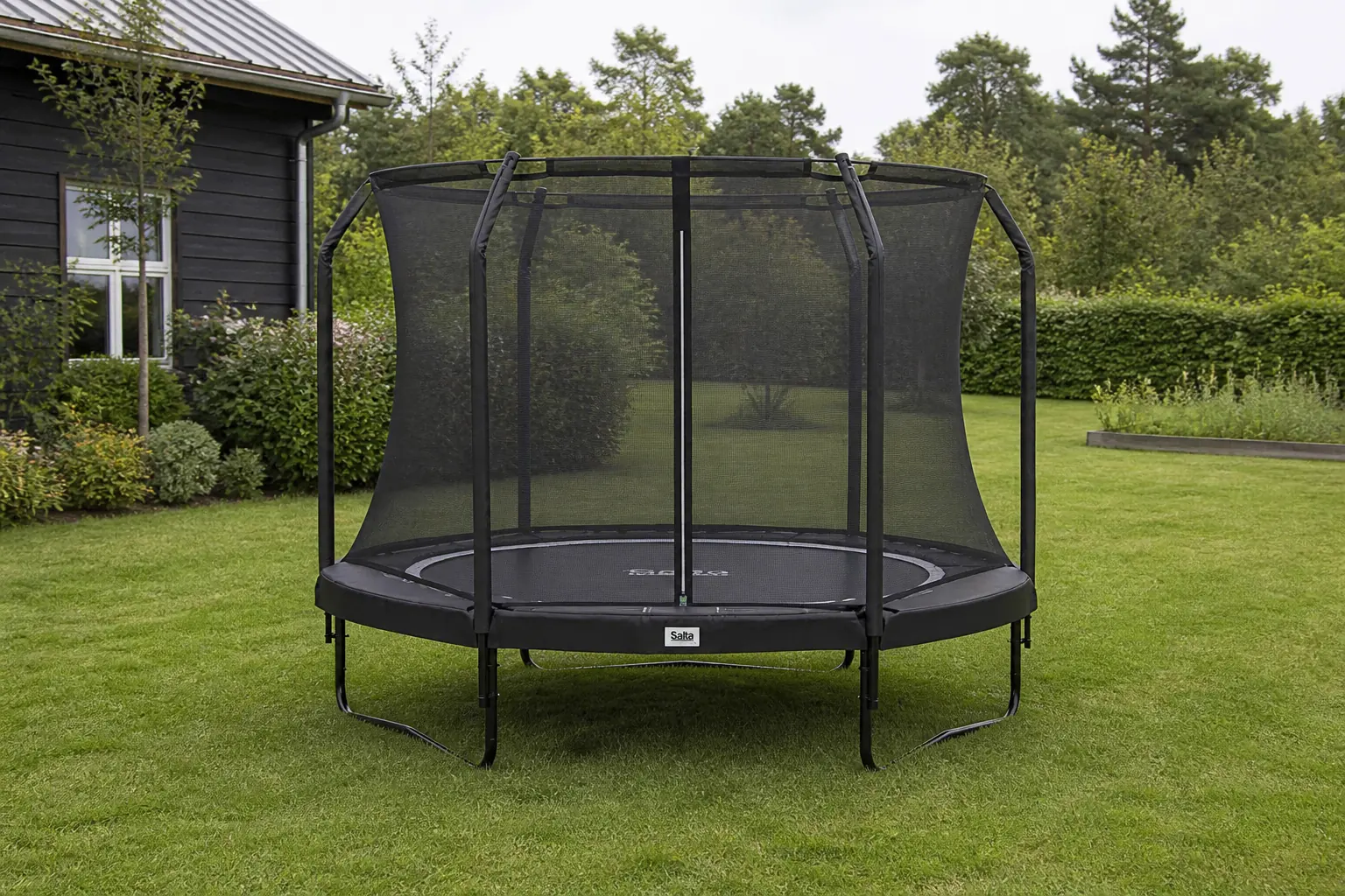 Sfeerfoto van Salta Premium Black trampoline Ø251 cm – Zwart