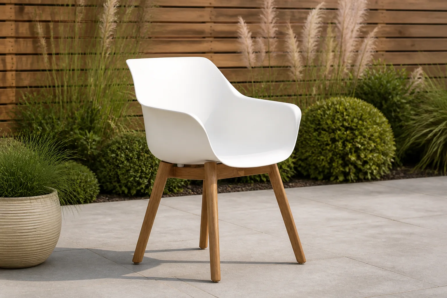 Sfeerfoto van Hartman Sophie dining tuinstoel met teakpoot – Wit
