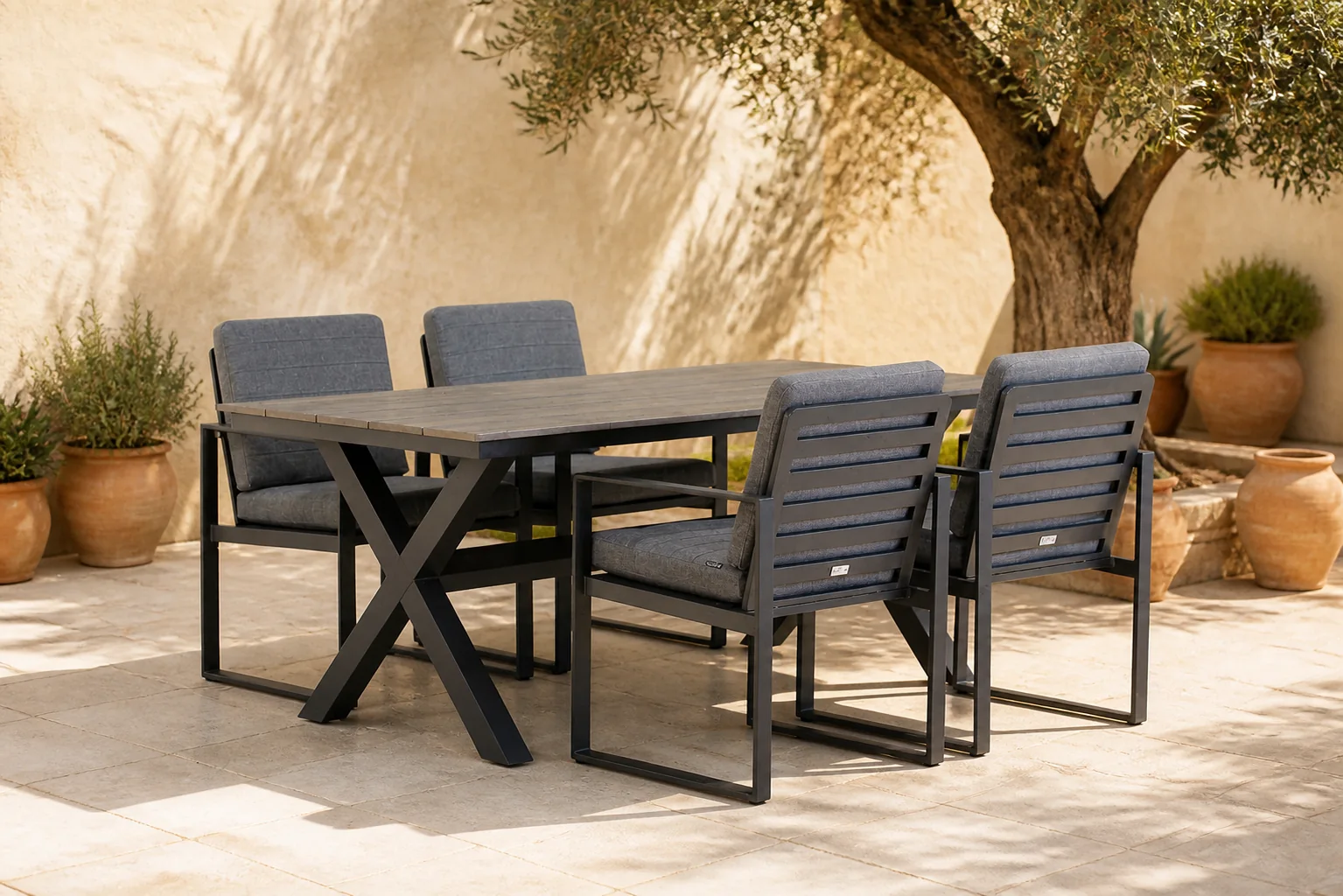 Sfeerfoto van Santika Furniture Zaga/Forest 180 cm dining tuinset 5-delig – Grijs-antraciet