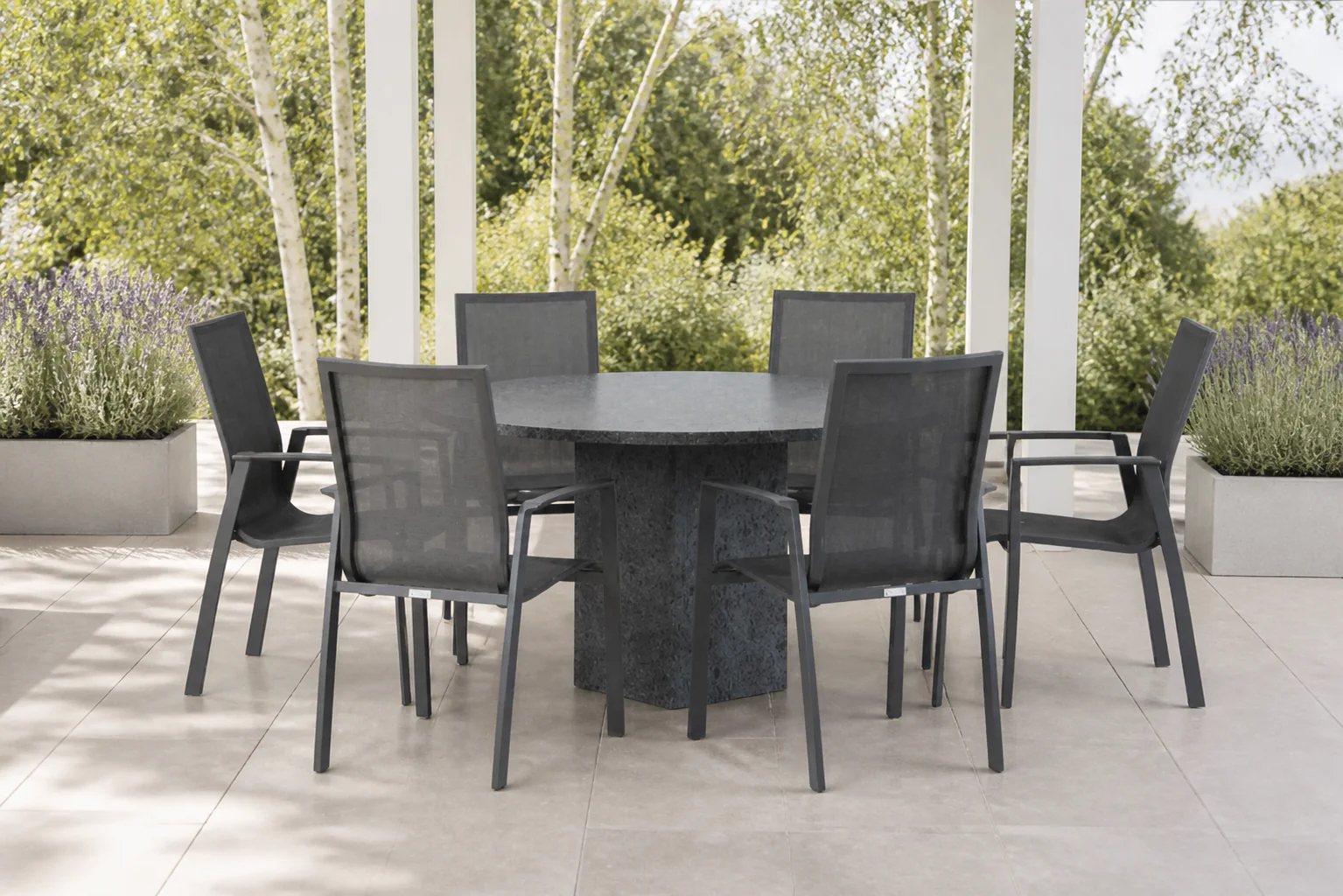 Sfeerfoto van Lifestyle Garden Furniture Ultimate/Graniet 140 cm dining tuinset 7-delig – Grijs-antraciet