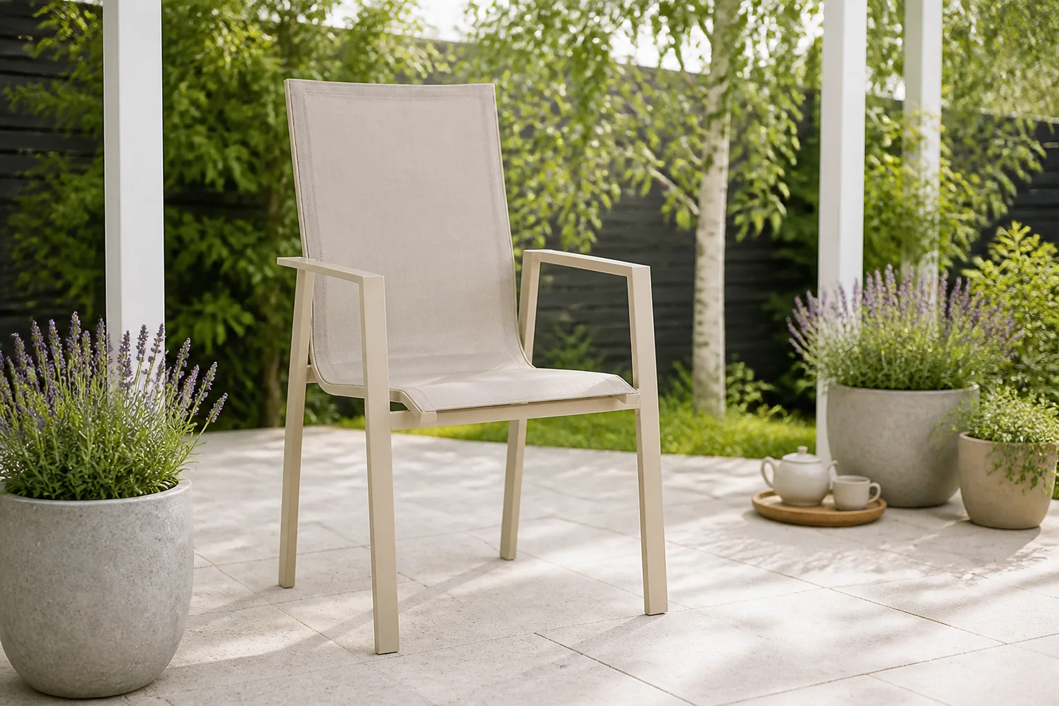 Sfeerfoto van Lifestyle Garden Furniture Ultimate dining tuinstoel stapelbaar loft – Zand/Beige