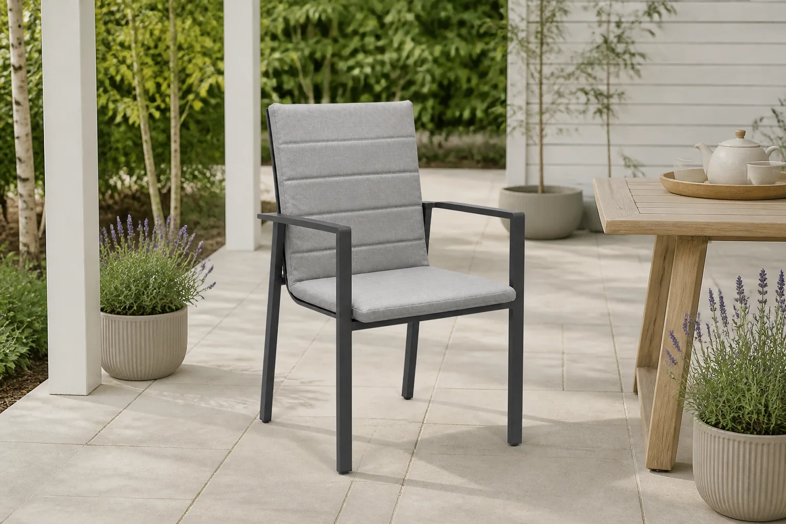 Sfeerfoto van Lifestyle Garden Furniture Timo dining tuinstoel antraciet/soft grey – Grijs-antraciet