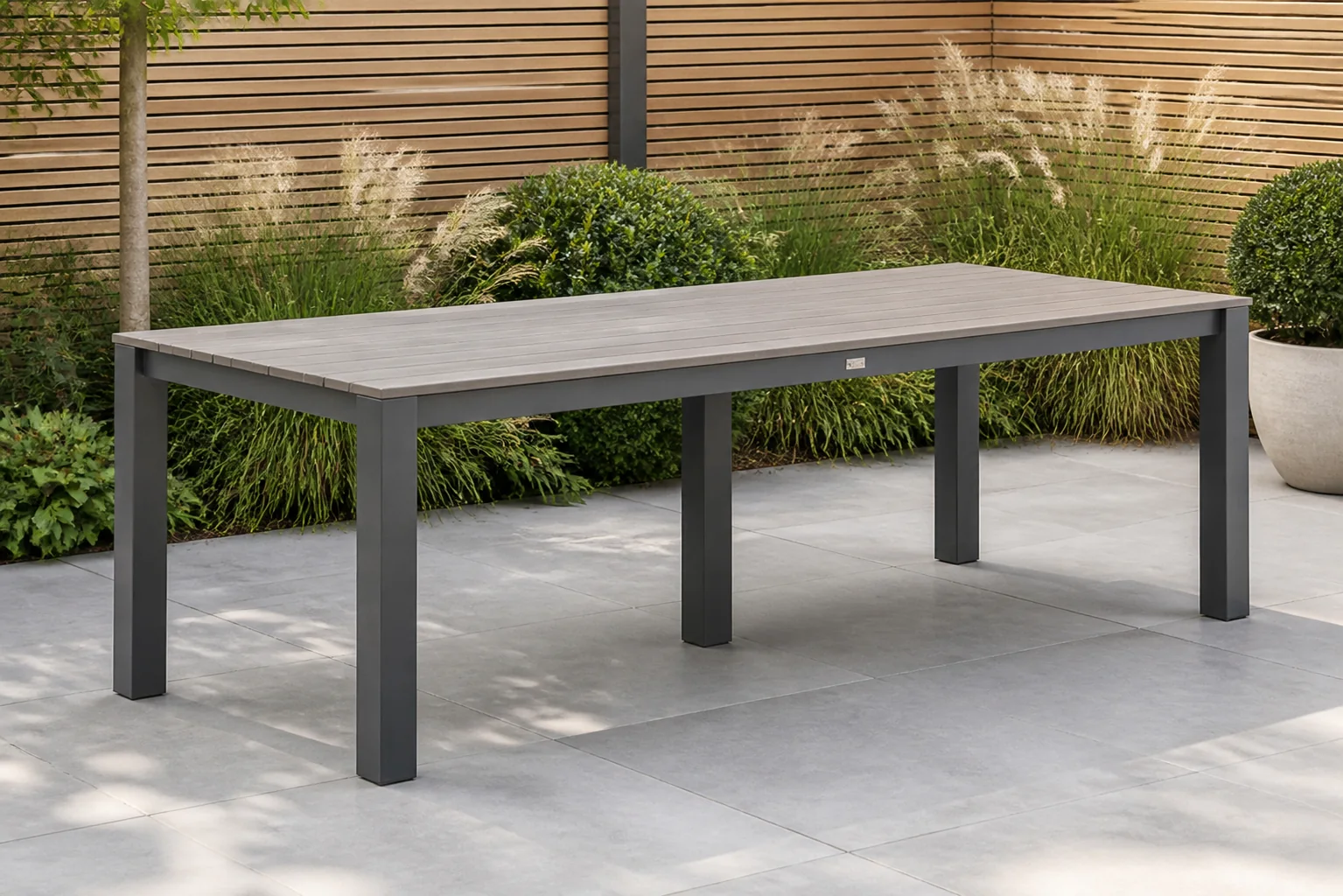 Sfeerfoto van Lifestyle Garden Furniture Valley dining tuintafel 240 x 92 cm – Grijs-antraciet