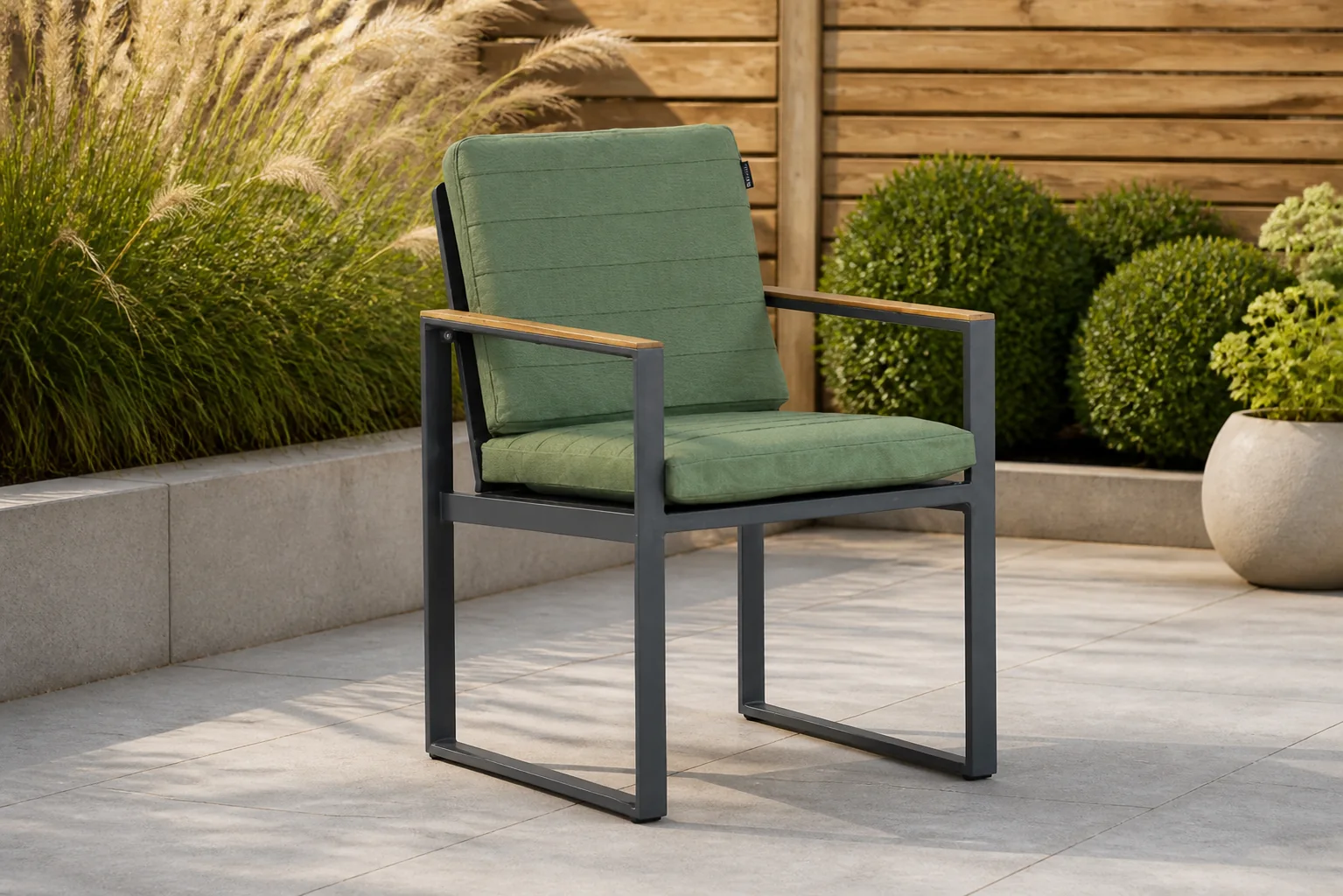 Sfeerfoto van Lifestyle Garden Furniture Faro dining tuinstoel – Grijs-antraciet