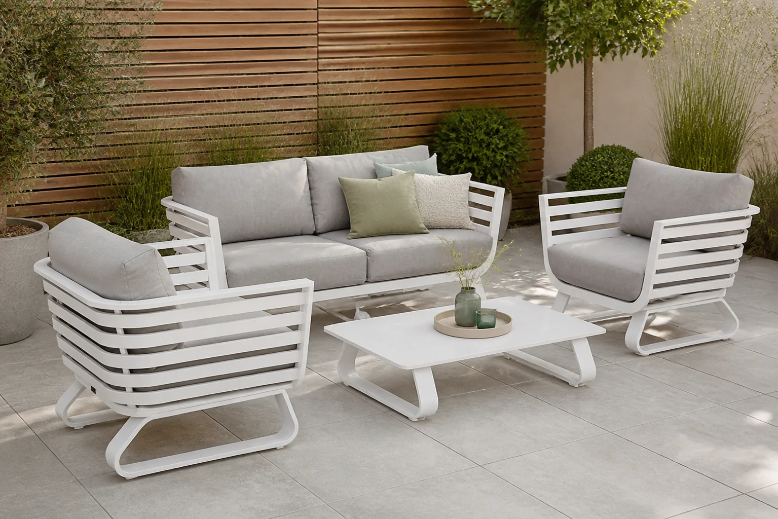 Sfeerfoto van Santika Furniture Sovita stoel-bank loungeset 4-delig – Wit