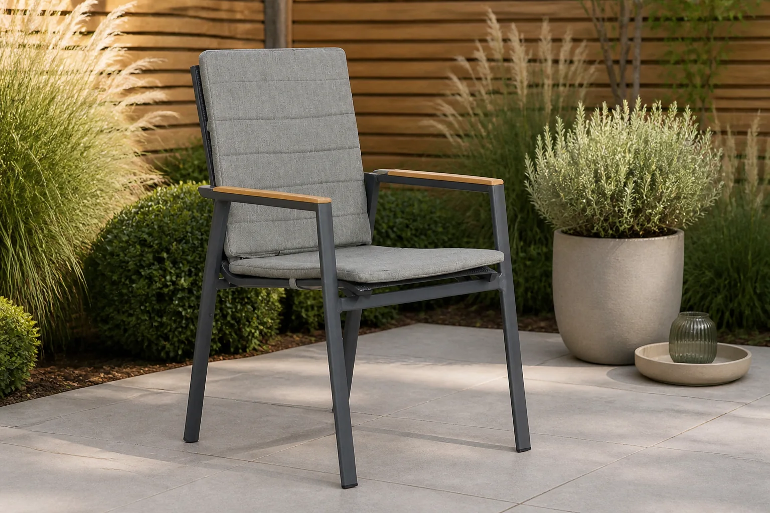 Sfeerfoto van Lifestyle Garden Furniture Fiora dining tuinstoel met kussen – Grijs-antraciet