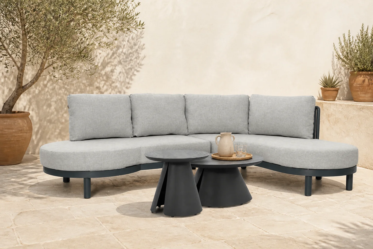 Sfeerfoto van Santika Furniture Nanda/Cayora 50/80 cm organisch loungeset 4-delig – Grijs-antraciet