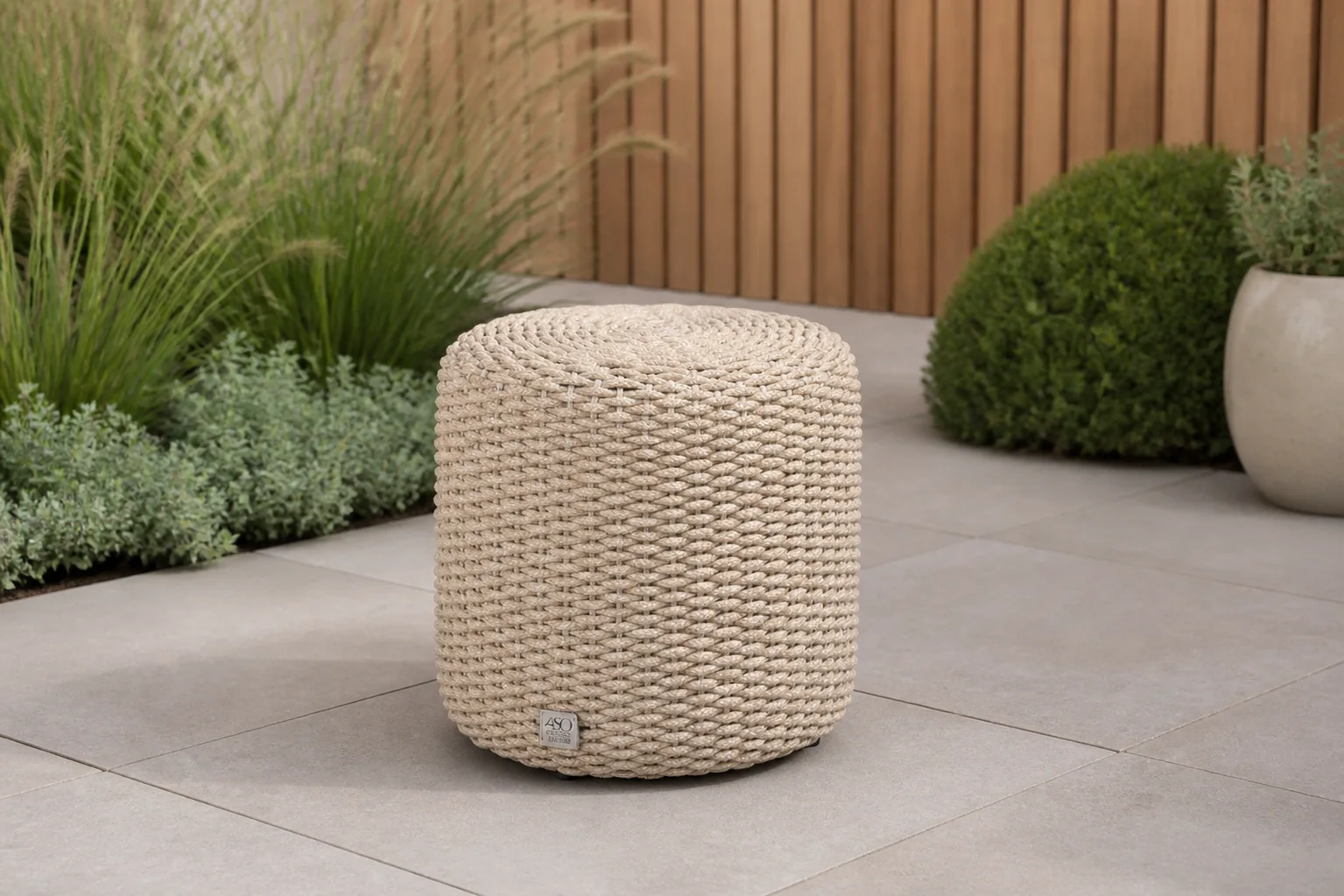 Sfeerfoto van 4 Seasons Outdoor | Muffin Poef Ø40 cm x 42(h) cm | Latte