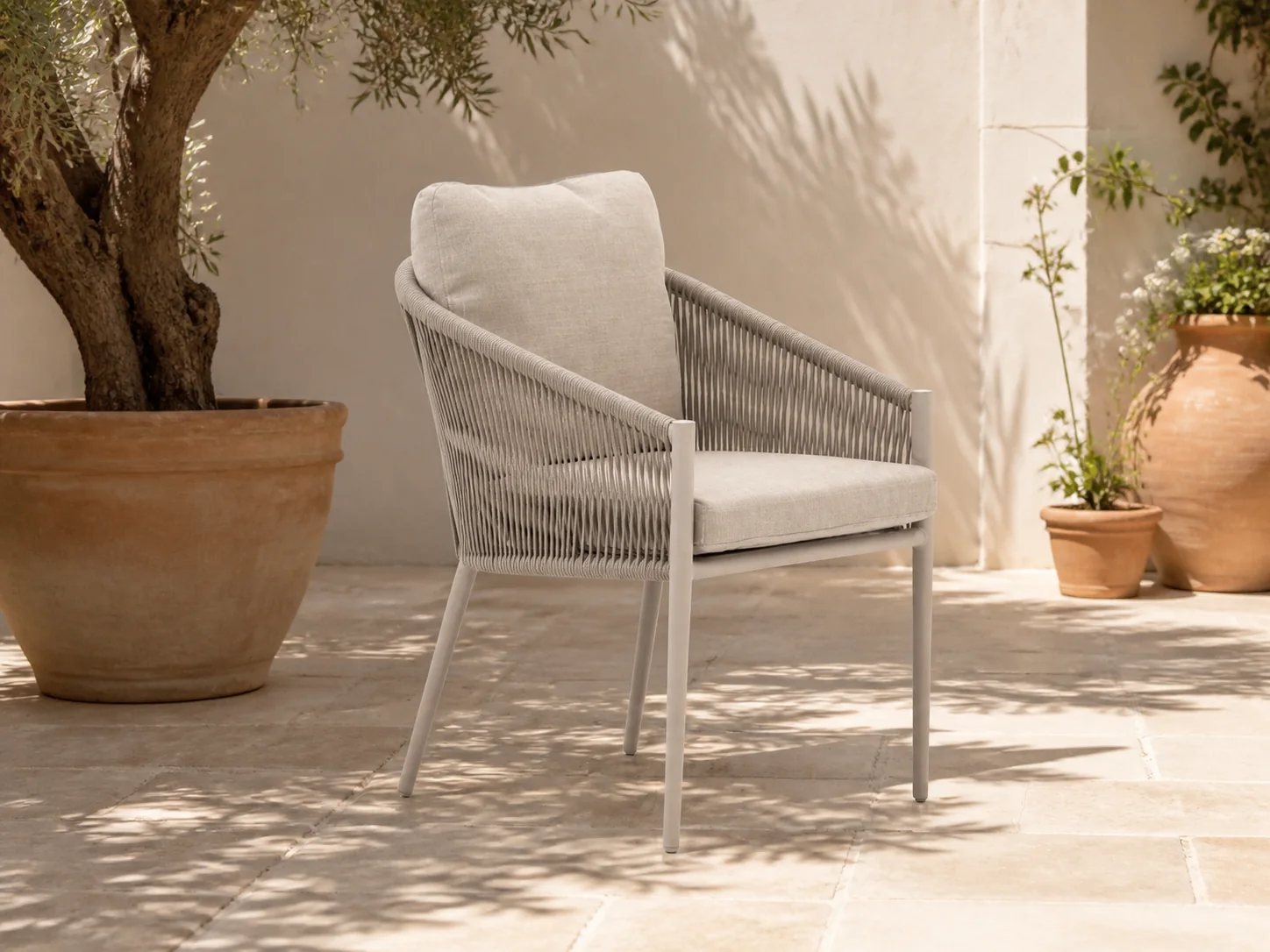 Sfeerfoto van Bellagio tuinmeubelen + 10% kassakorting | Bellagio Mineo dining tuinstoel – Taupe