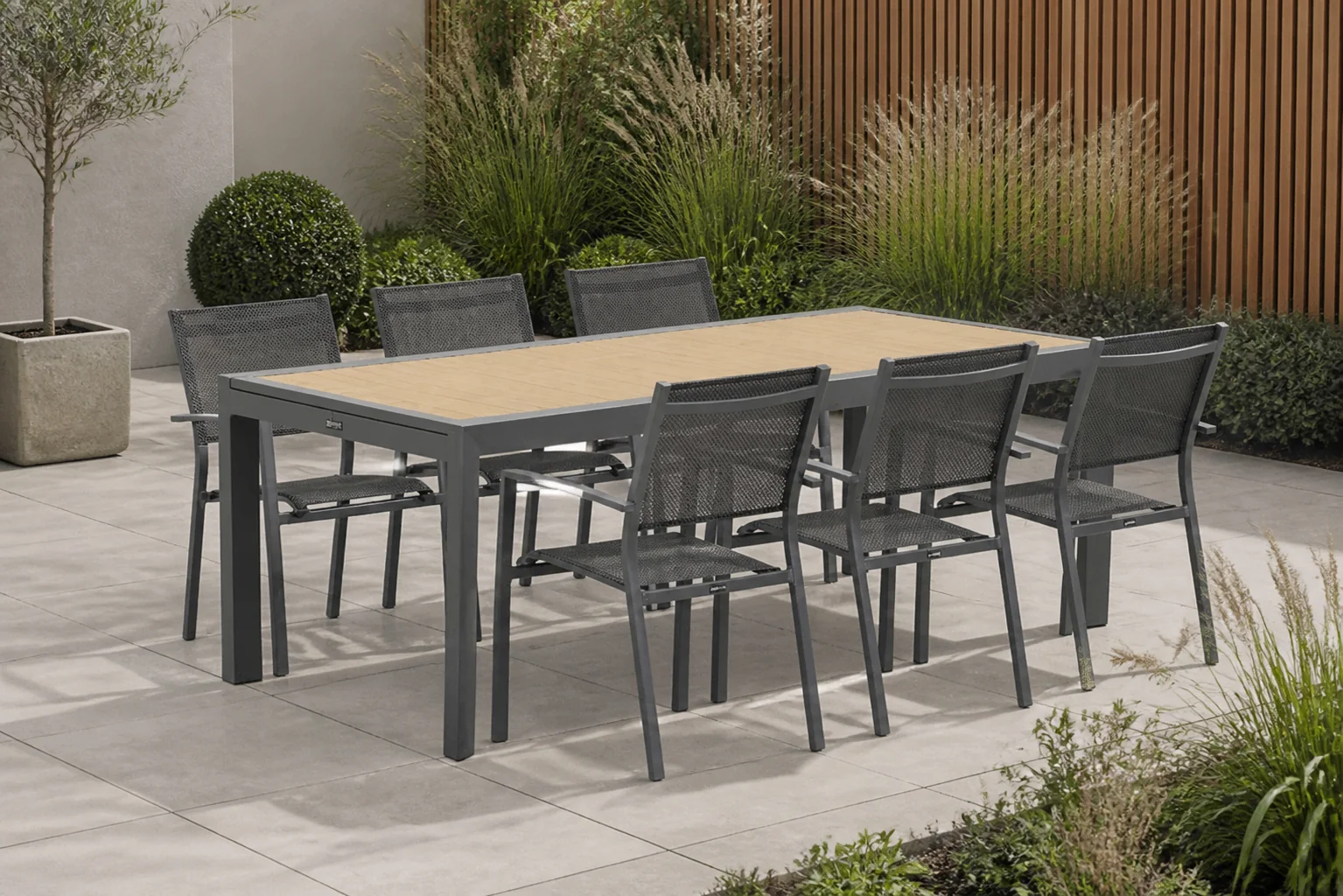 Sfeerfoto van Lifestyle Garden Furniture Sella/Rosarno 214/273 cm dining tuinset 7-delig – Grijs-antraciet