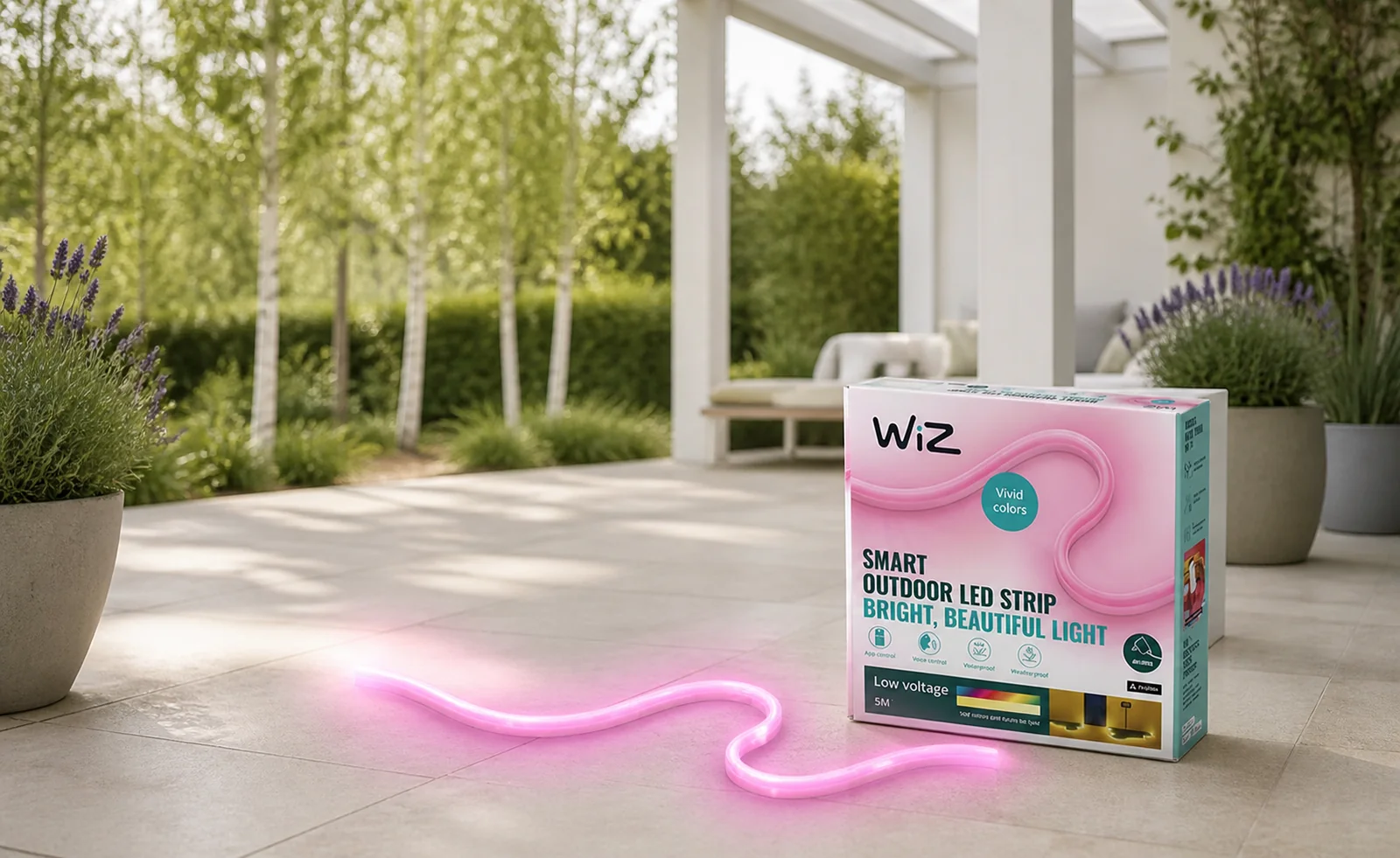 Sfeerfoto van Philips Wiz outdoor rgbw led strip kit 5m type c – mix