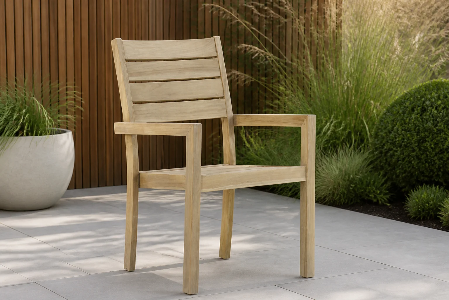 Sfeerfoto van Garden Collections Liverpool dining tuinstoel stapelbaar – Old teak greywash