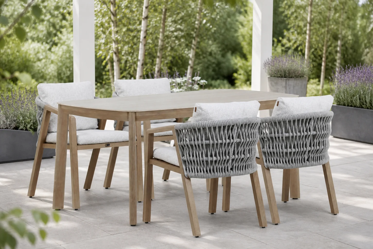 Sfeerfoto van Santika Furniture Indah/Indah 160 cm dining tuinset 5-delig – Grijs-antraciet