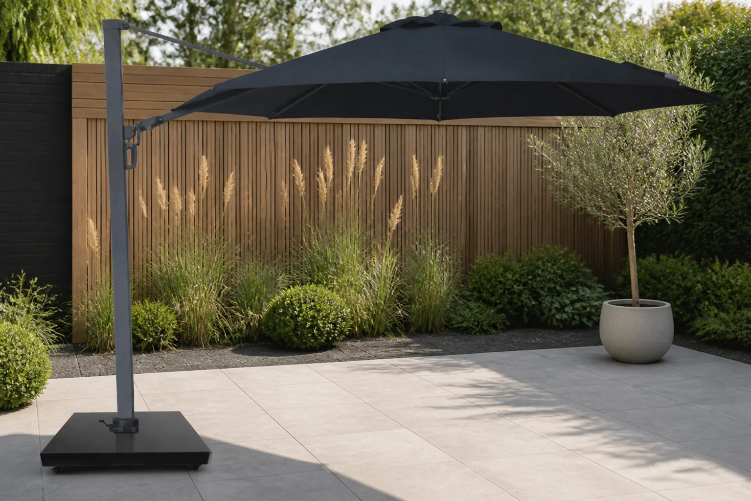Sfeerfoto van Camello Luna zweefparasol 3.5m S2 Excellent (excl. voet) – Grijs-antraciet