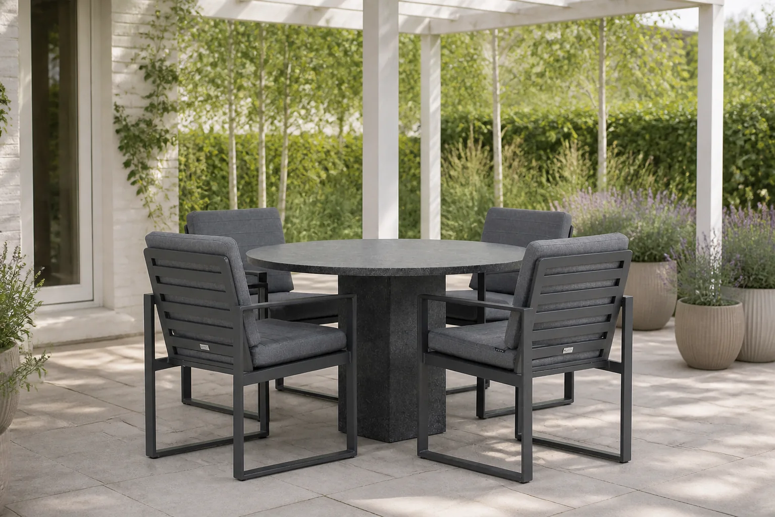Sfeerfoto van Santika Furniture Zaga/Graniet rond 120 cm dining tuinset 5-delig – Grijs-antraciet